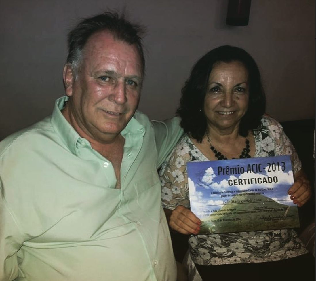 Gláucio e Lela com o certificado do Prêmio ACIC 2013
