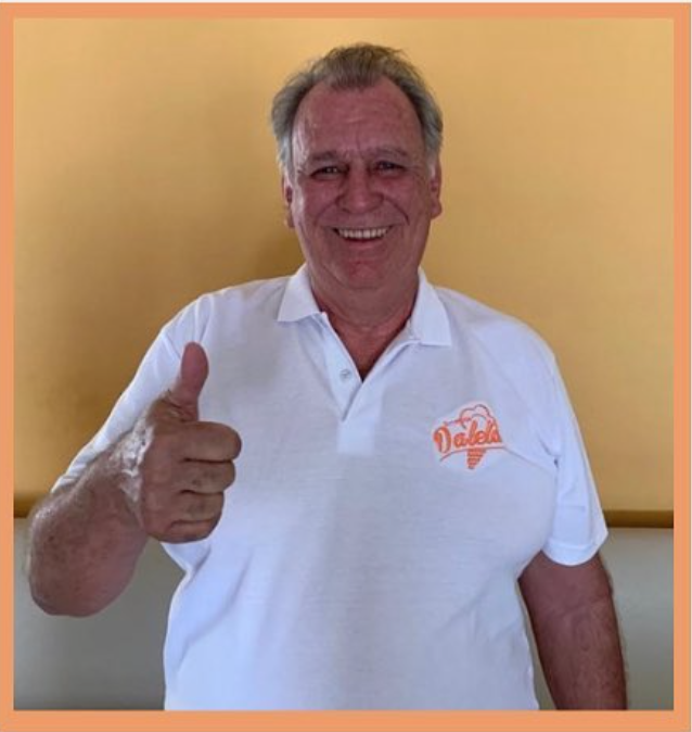 Gláucio sorrindo com a camisa Dalela