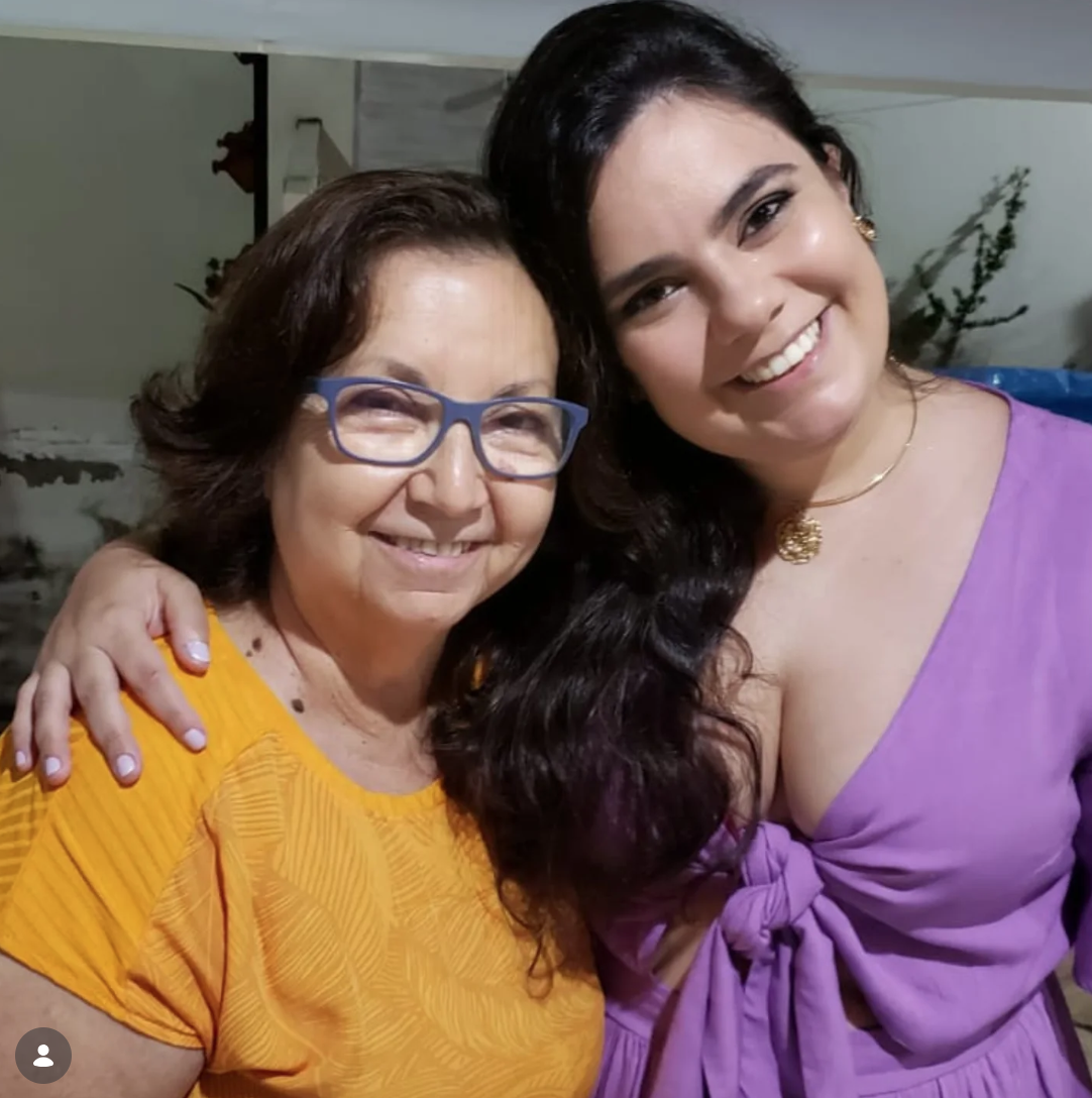 Julia e sua mãe Lela sorrindo juntas