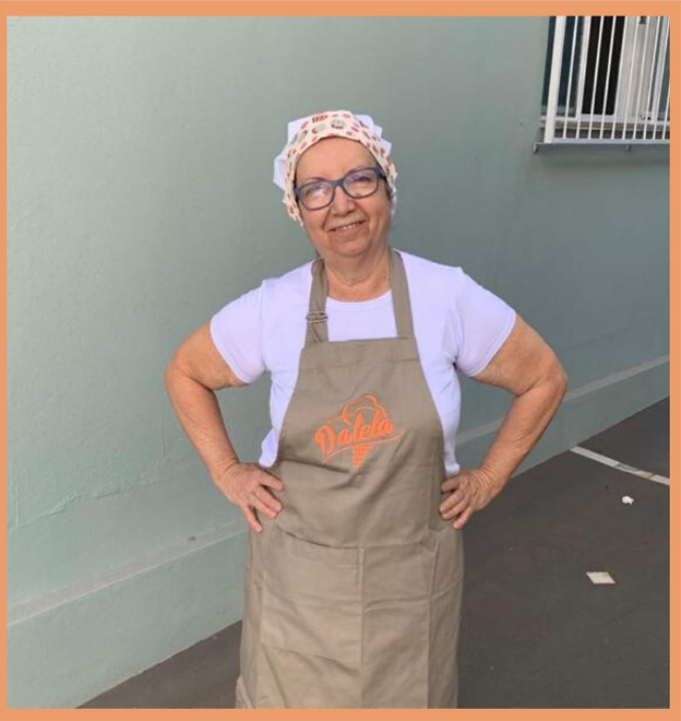 Lela com avental da Dalela na frente da sorveteria